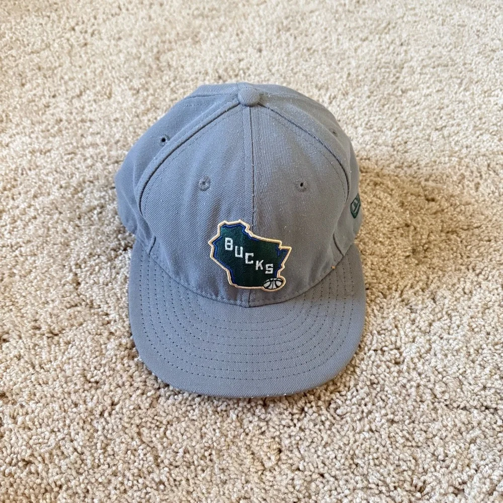 Men’s 9Fifty Milwaukee‎ Bucks Gray Snap Flat Hat Casual Streetwear Sports